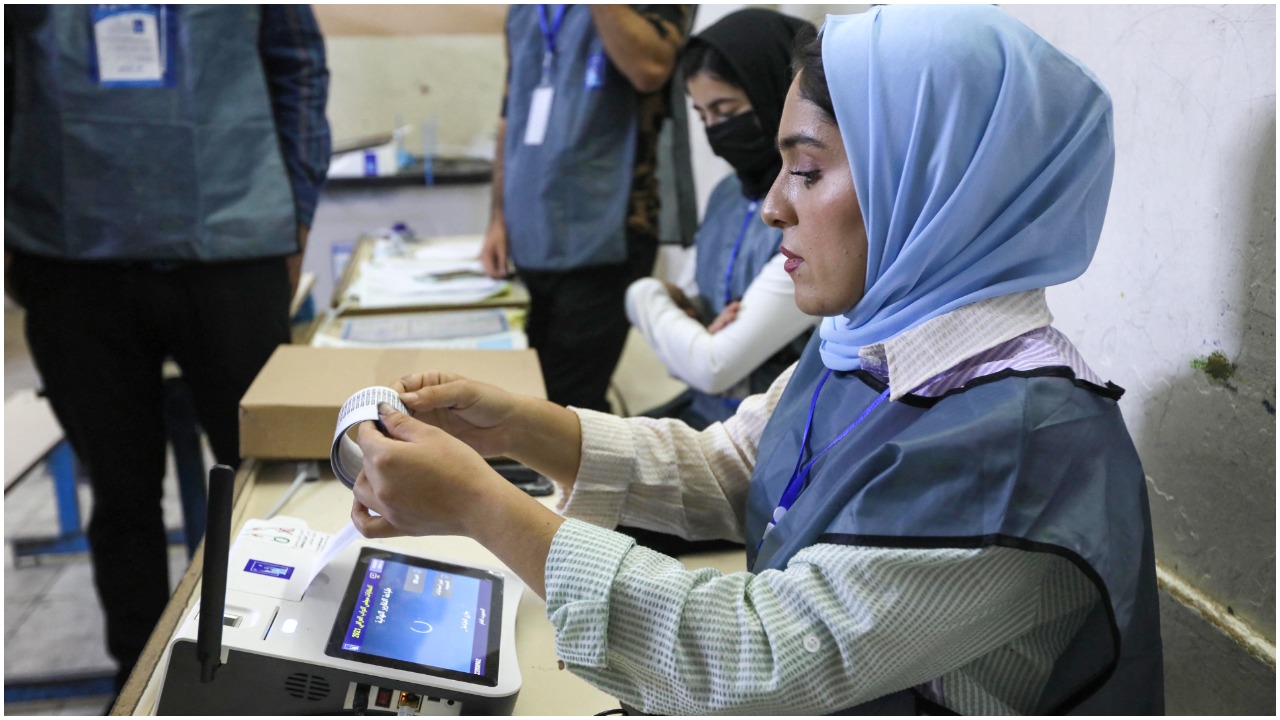 Iraqi election officials conduct the electronic count of votes at a polling station in Erbil, the capital of the Kurdish autonomous region in northern Iraq, on October 10, 2021. (Photo: SAFIN HAMED/AFP)